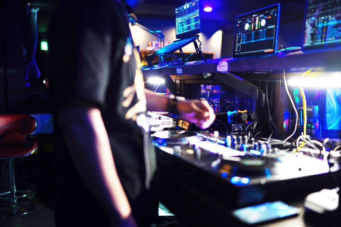 DJブースでプレイ中の様子