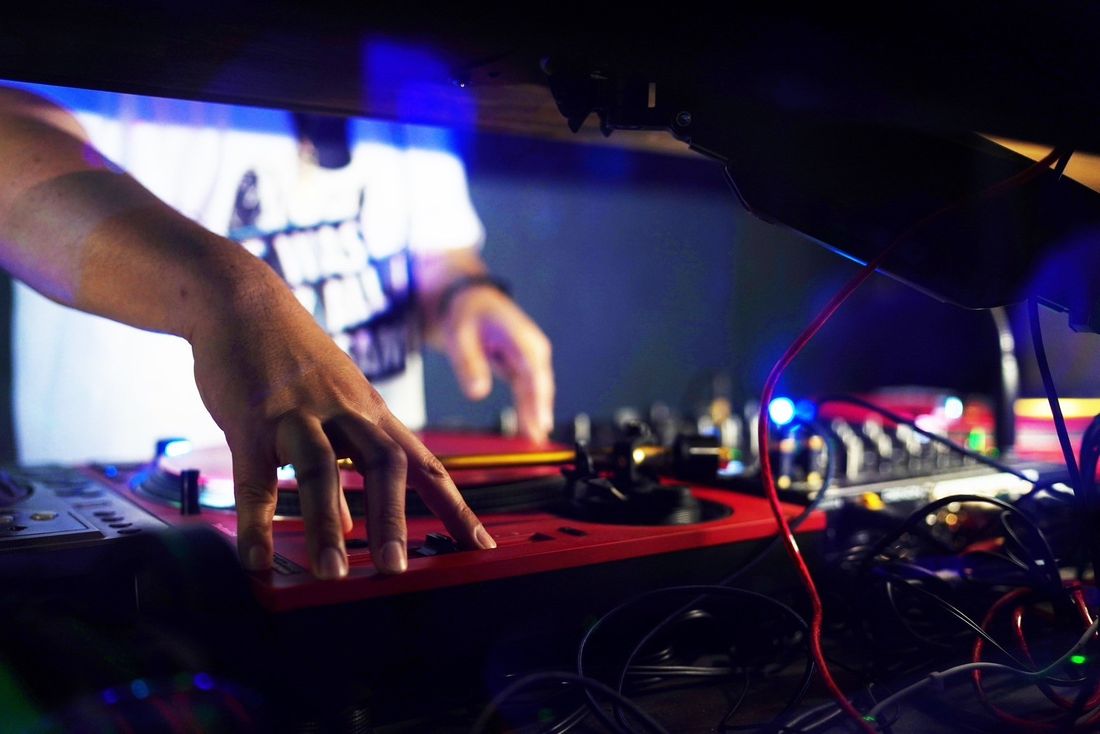 ターンテーブルを操作するDJの手元